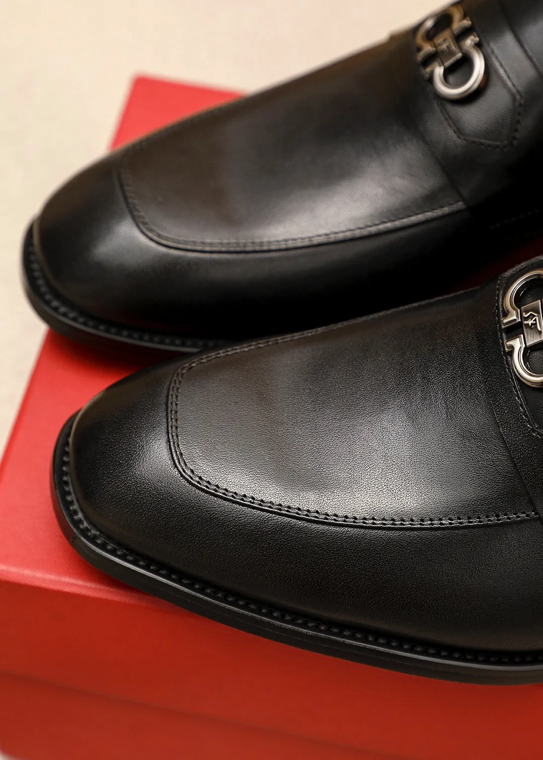 Men's shoes 💰480 💐 Product trademark: Ferragamo "Ferragamo" casual leather shoes Regular size: 38-44 (45.46🉑️customized) Product materials: Selected imported first-layer cowhide upper + luxury hardware buckle, imported water-dyed cowhide leather lining. Strong three-dimensional visual effect, original rubber outsole Color: 1⃣️color optional